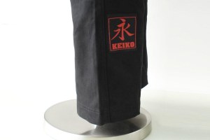 右足の裾のパッチ