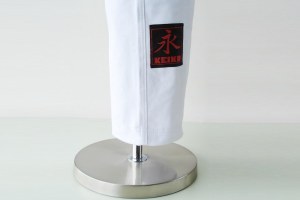 右足の裾のパッチ