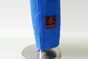 右足の裾のパッチ
