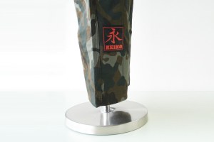 右足の裾のパッチ