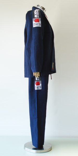 右側から